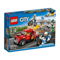 LEGO City Police Cazul camionul de remorcare (60137) LEGO City Police Cazul camionul de remorcare (60137)
